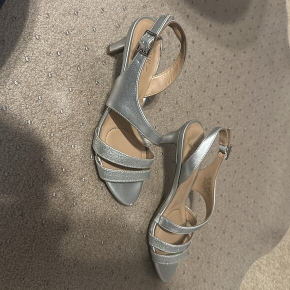 Naturalizer silver open toed small kitten heels - size 7 - Picture 2 of 5